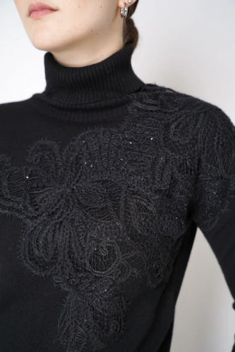 D. Exterior Knit Cashmere Turtleneck Pullover with Embroidery